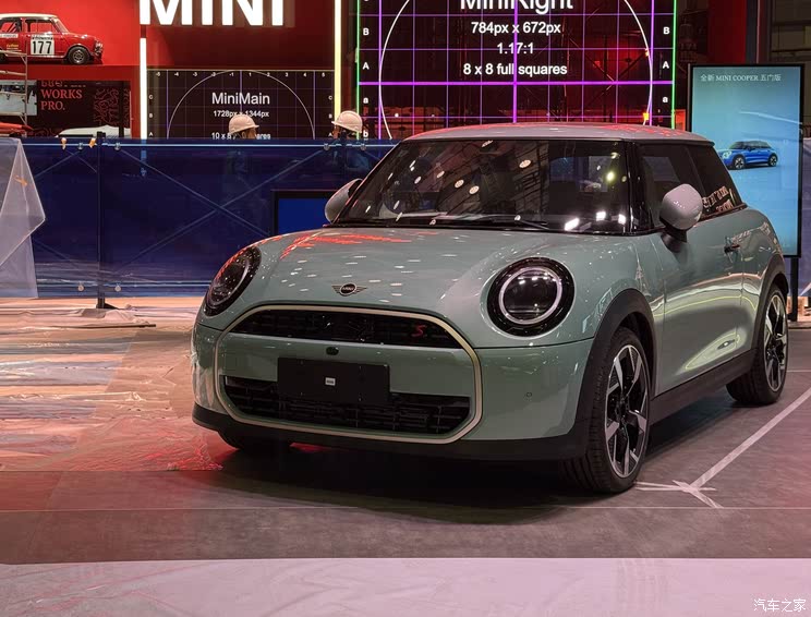 上海车展探馆：全新MINI COOPER S Cabrio等车型抵达现场