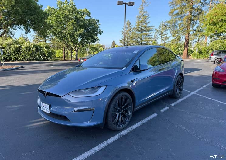 新款特斯拉Model X实车 继续采用方向盘转向灯按键设计新款特斯拉Model X实车 继续采用方向盘转向灯按键设计