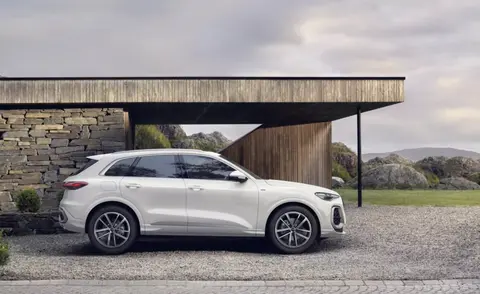 全新奥迪Q5插混版官图，纯电续航100km能干啥？