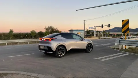 精致感拉满!银色领克Z20现身街头引热议